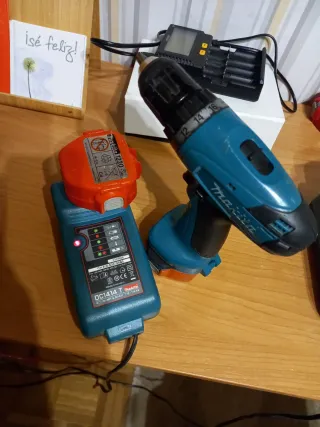 Taladro Makita con cargador y batería