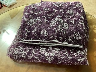 Cortina de anillas morada con estampado plateado