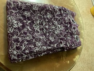 Cortina de anillas morada con estampado plateado