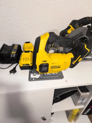 Sierra Circular Stanley y Caladora 20v