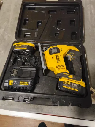 Sierra Circular Stanley y Caladora 20v