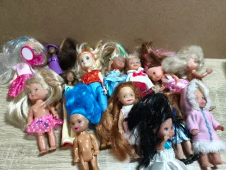 Lote de muñecas variadas