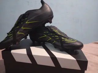 Botas Adidas Predator con lengüeta sin usar
