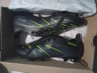 Botas Adidas Predator con lengüeta sin usar