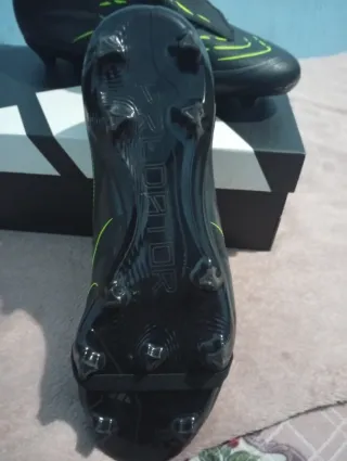 Botas Adidas Predator con lengüeta sin usar