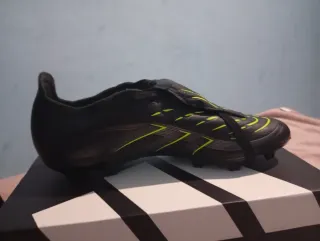 Botas Adidas Predator con lengüeta sin usar