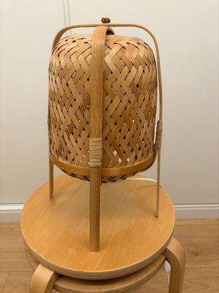 Lámpara de mesa Ikea bambú.