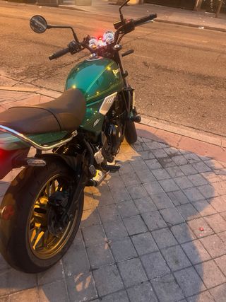 Kawasaki z650rs Verde. Año 2022. A2