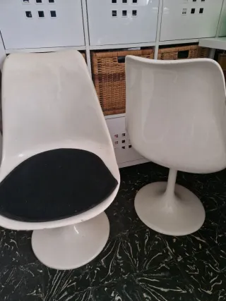 Taburetes Tulip Blanco de fibra de vidrio.