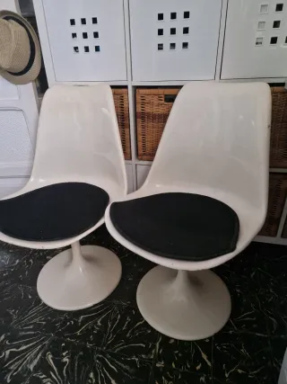 Taburetes Tulip Blanco de fibra de vidrio.