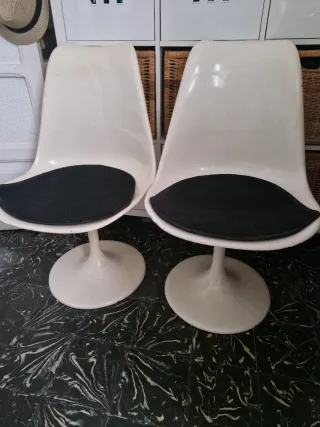 Taburetes Tulip Blanco de fibra de vidrio.