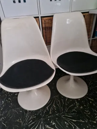 Taburetes Tulip Blanco de fibra de vidrio.