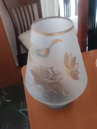 Jarrón de cristal con adornos dorados