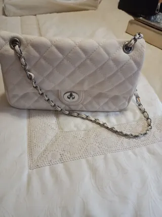 Bolso blanco acolchado con cadena