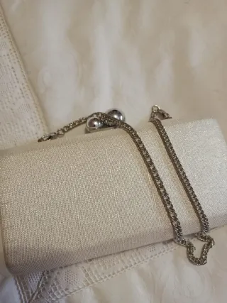 Bolso de mano beige y plateado