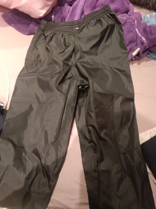 Sobre pantalón impermeable negro