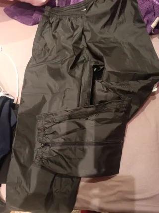 Sobre pantalón impermeable negro