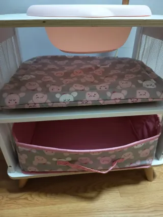 Cambiador de madera de juguete.