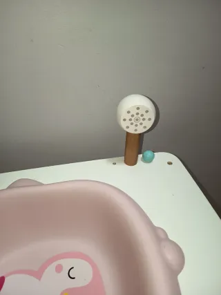 Cambiador de madera de juguete.