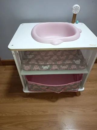 Cambiador de madera de juguete.
