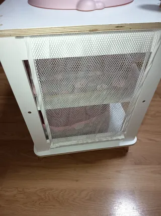 Cambiador de madera de juguete.