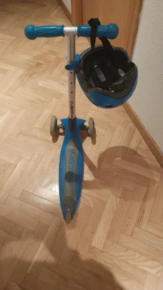 Patinete infantil Globber azul con casco