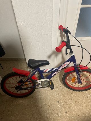 Bicicleta infantil azul y roja
