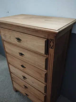 Cómoda antigua de madera