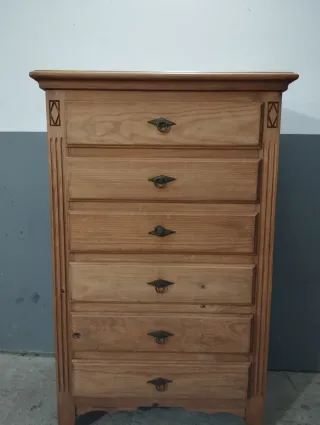 Cómoda antigua de madera