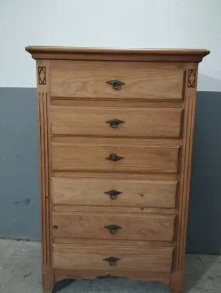 Cómoda antigua de madera