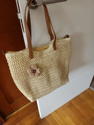 Bolso de paja con flor