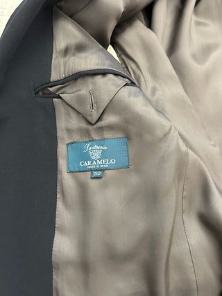 Traje Caramelo con chaleco negro de caballero