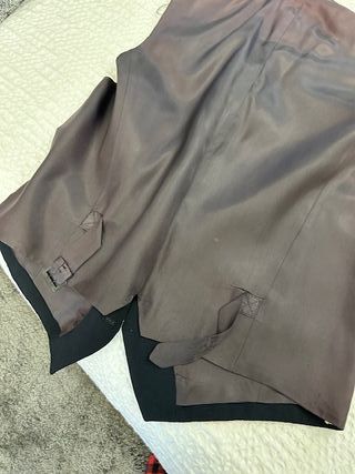 Traje Caramelo con chaleco negro de caballero