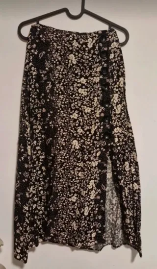 Falda midi estampada con botones