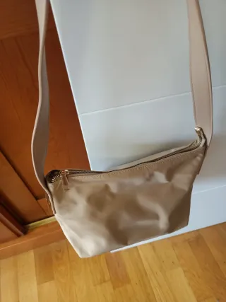 Bolso beige con cremallera dorada