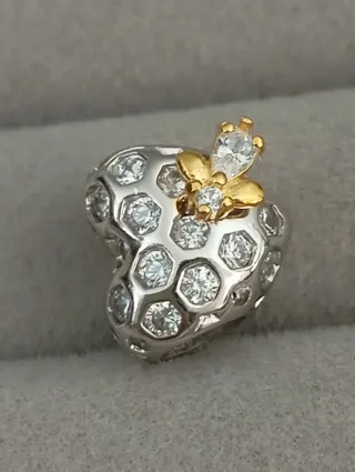 Charm abeja Los Bridgerton