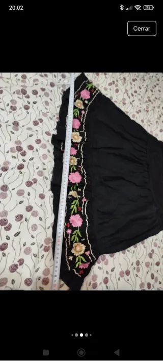 Falda Stradivarius bordada floral