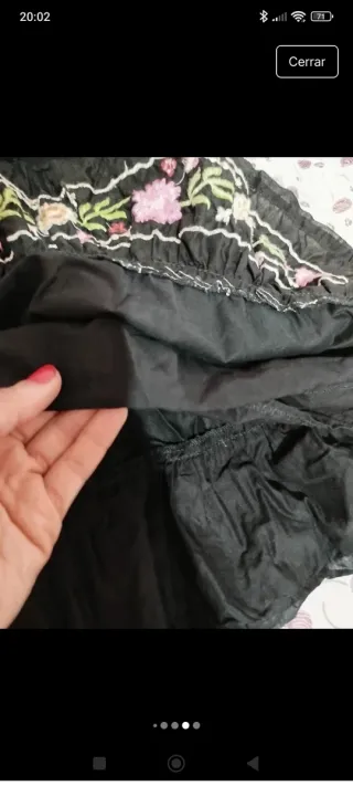 Falda Stradivarius bordada floral