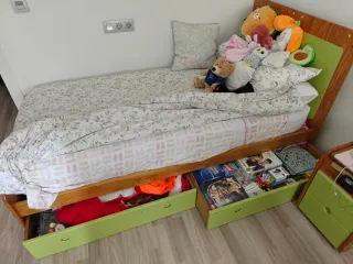 Cama infantil 90x200, mesita y cómoda