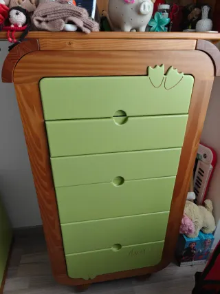 Cama infantil 90x200, mesita y cómoda