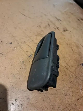 Maneta maletero Nissan Terrano 2