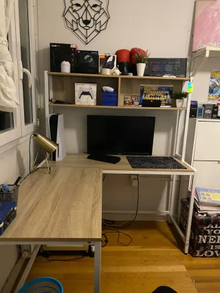 Escritorio esquinero blanco y roble con estantería