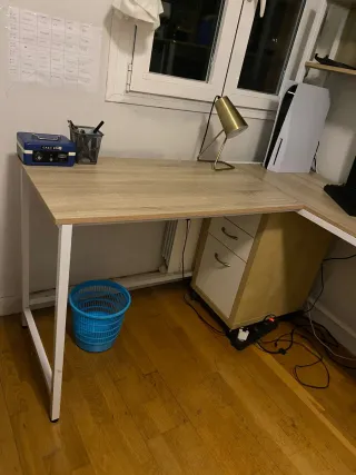 Escritorio esquinero blanco y roble con estantería