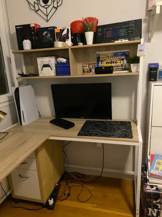 Escritorio esquinero blanco y roble con estantería