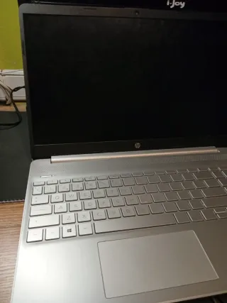 Ordenador HP y cargador