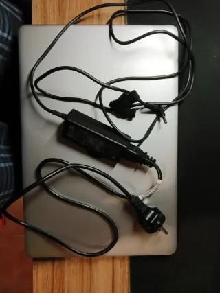 Ordenador HP y cargador