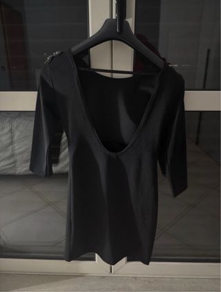 Vestito nero con decorazioni sulle spalle