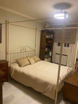 Cama con dosel de metal