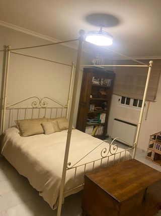 Cama con dosel de metal