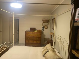 Cama con dosel de metal